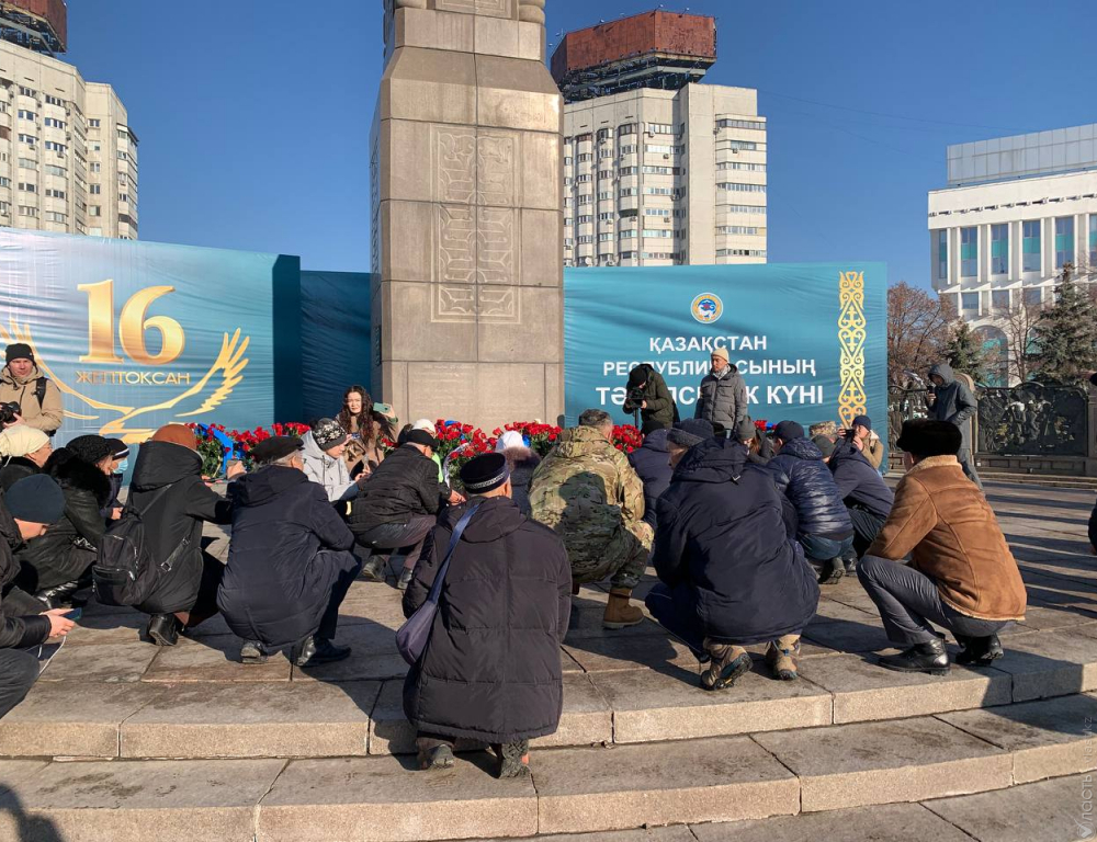 В Алматы проходит памятная акция на площади Республики 