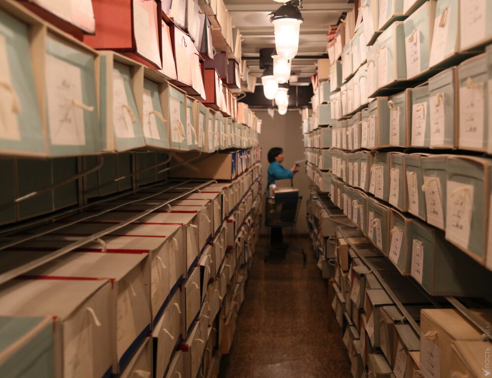 Архивные хранилища модернизируют и оцифруют, сообщил Абаев