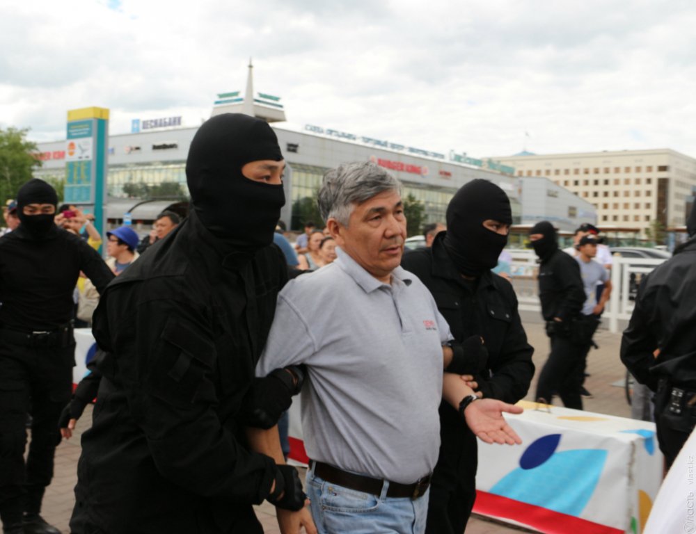 Полиция задерживает участников митингов в городах Казахстана 