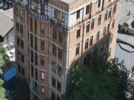Признанные судом незаконными торговые павильоны сносят в центре Алматы 