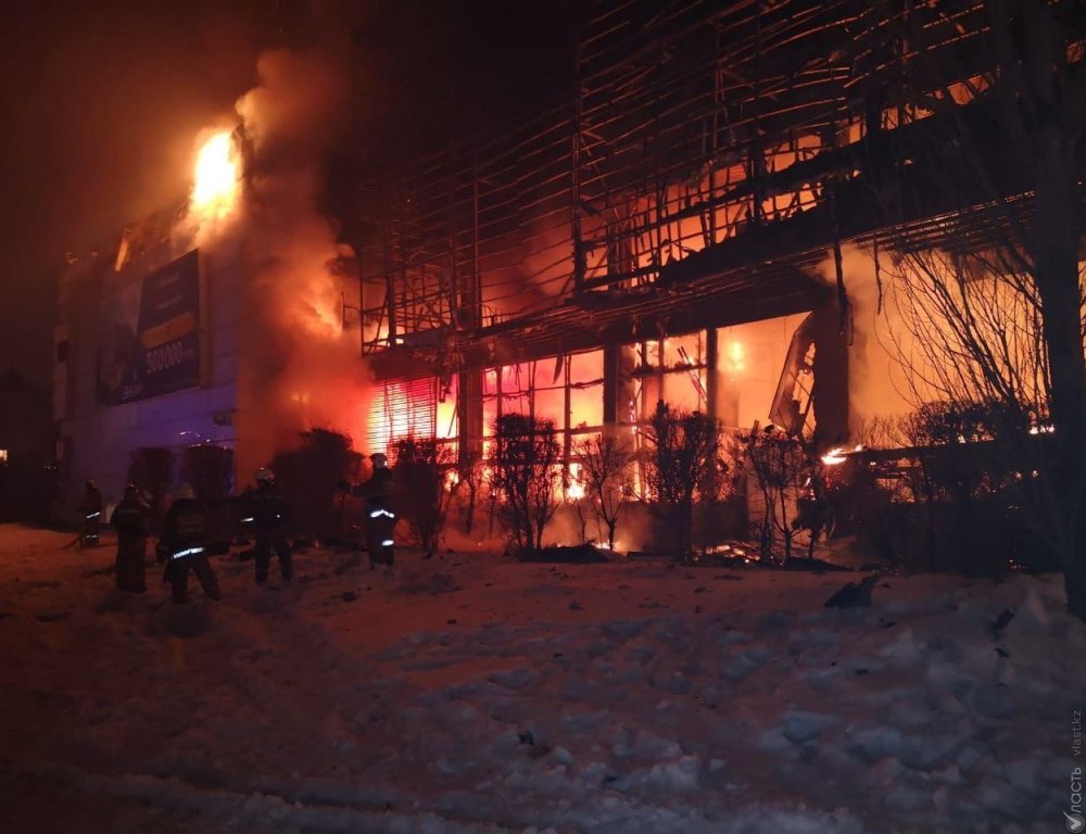 Крупный пожар произошел в здании Highvill Kazakhstan в Астане