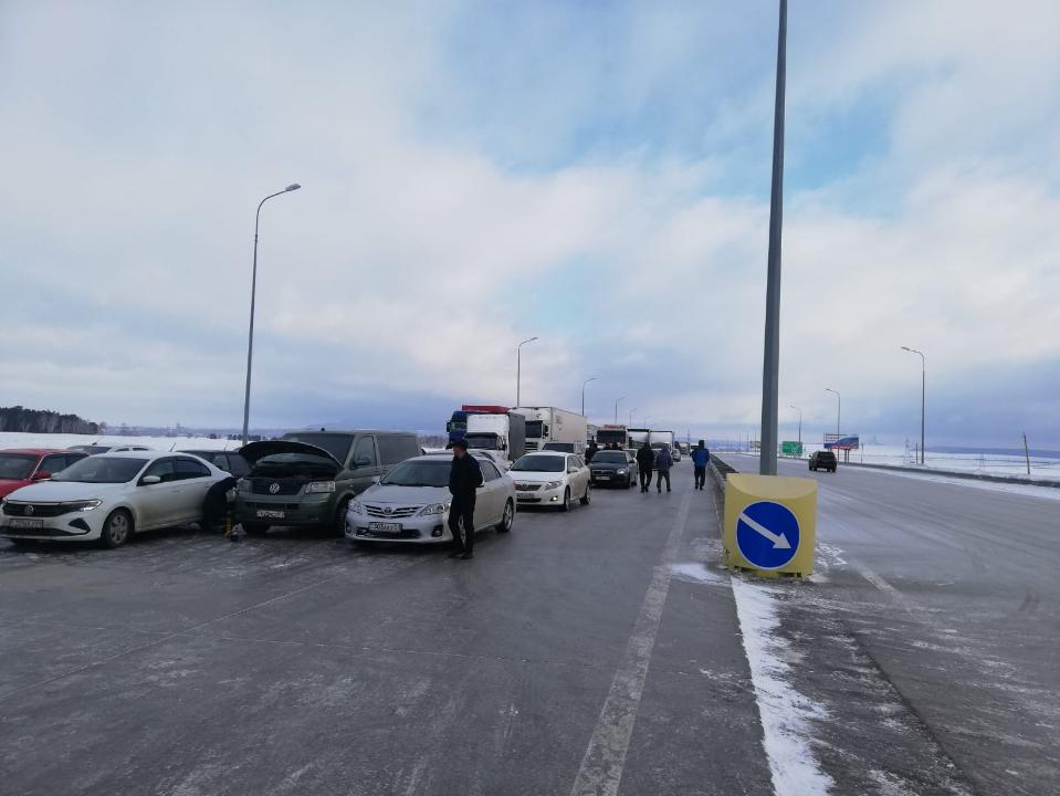 Свыше сотни участков дорог закрыты в Казахстане из-за погодных условий