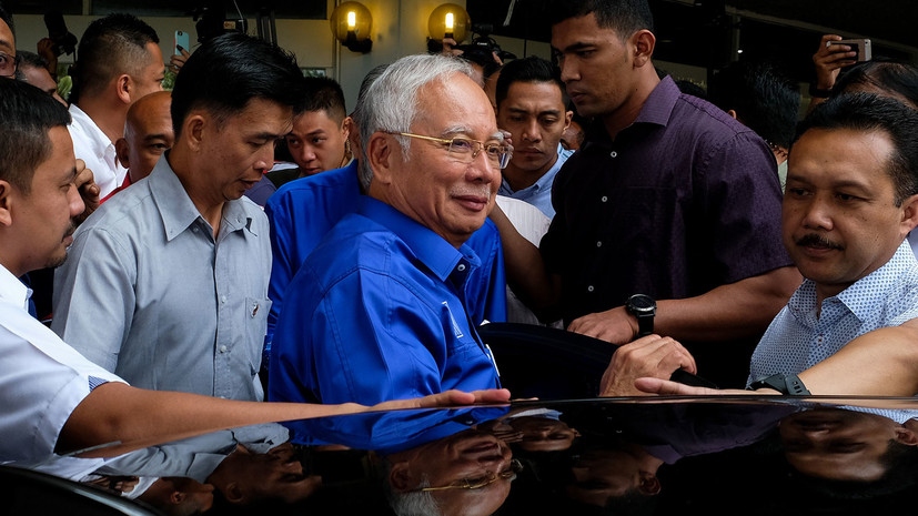 Бывшего премьер-министра Малайзии суд обвинил в коррупции