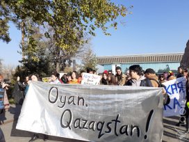 Активисты «Oyan, Qazaqstan!» закончили митинг в Алматы маршем