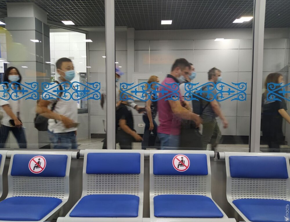 В Казахстане отменили обязательное ношение масок в самолетах и поездах