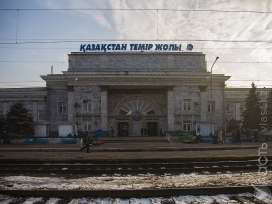 В зданиях алматинских вокзалов сносят торговые киоски