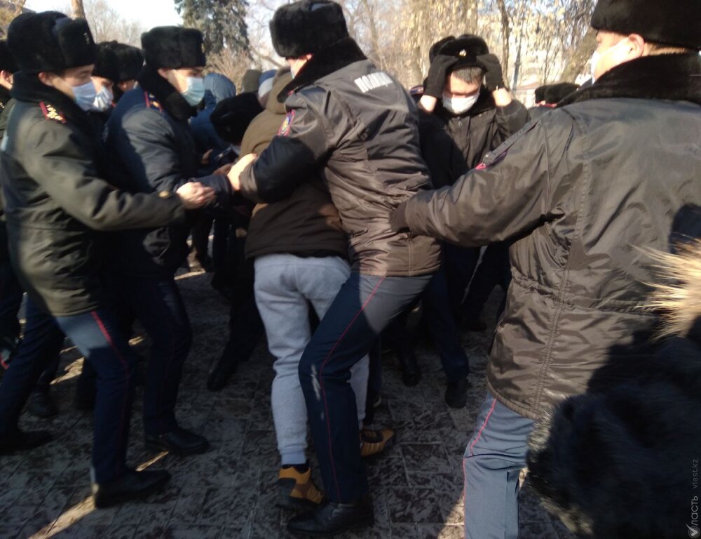 Число задержанных в Алматы и столице выросло до сотни