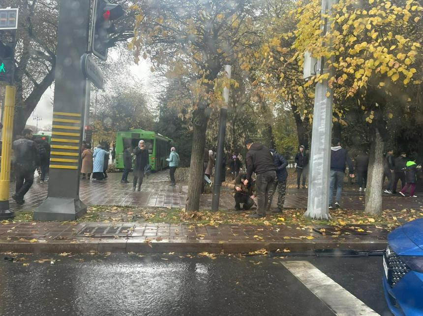 В центре Алматы столкнулись два пассажирских автобуса