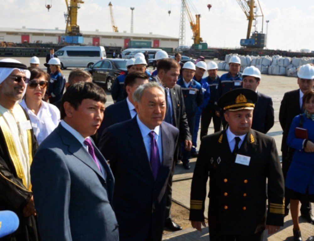 ​Назарбаев посетил морской порт и логистический центр в Актау