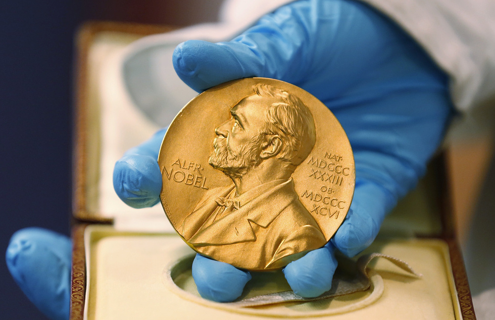 Нобелевскую премию получили трое ученых за открытия в области лазерной физики