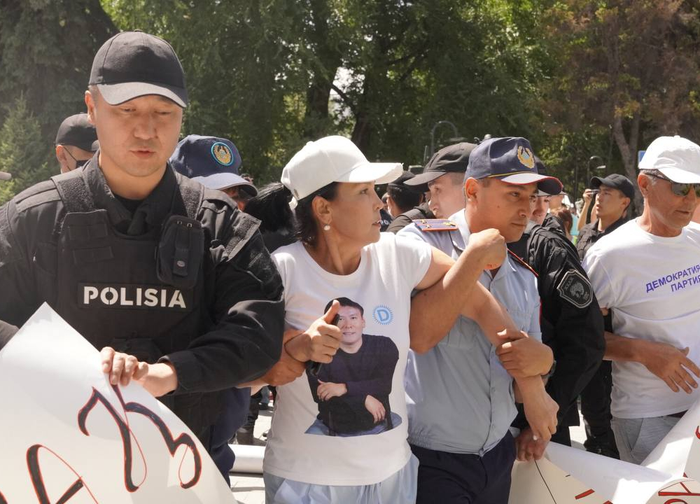 СОБР задержал сторонников Демпартии, вышедших на митинг в Алматы