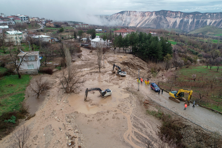 В Турции сильные дожди вызвали наводнение, есть жертвы