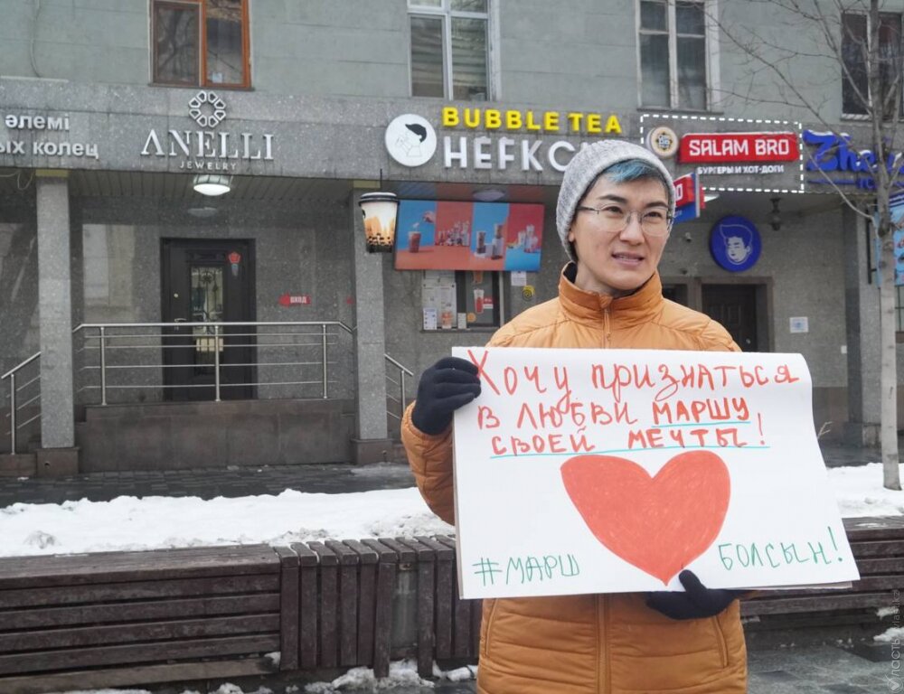 Фемактивистки Алматы вышли на одиночные пикеты с требованием разрешить марш 8 марта 
