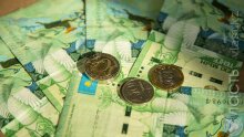 Тенге ослаб до 522 за доллар