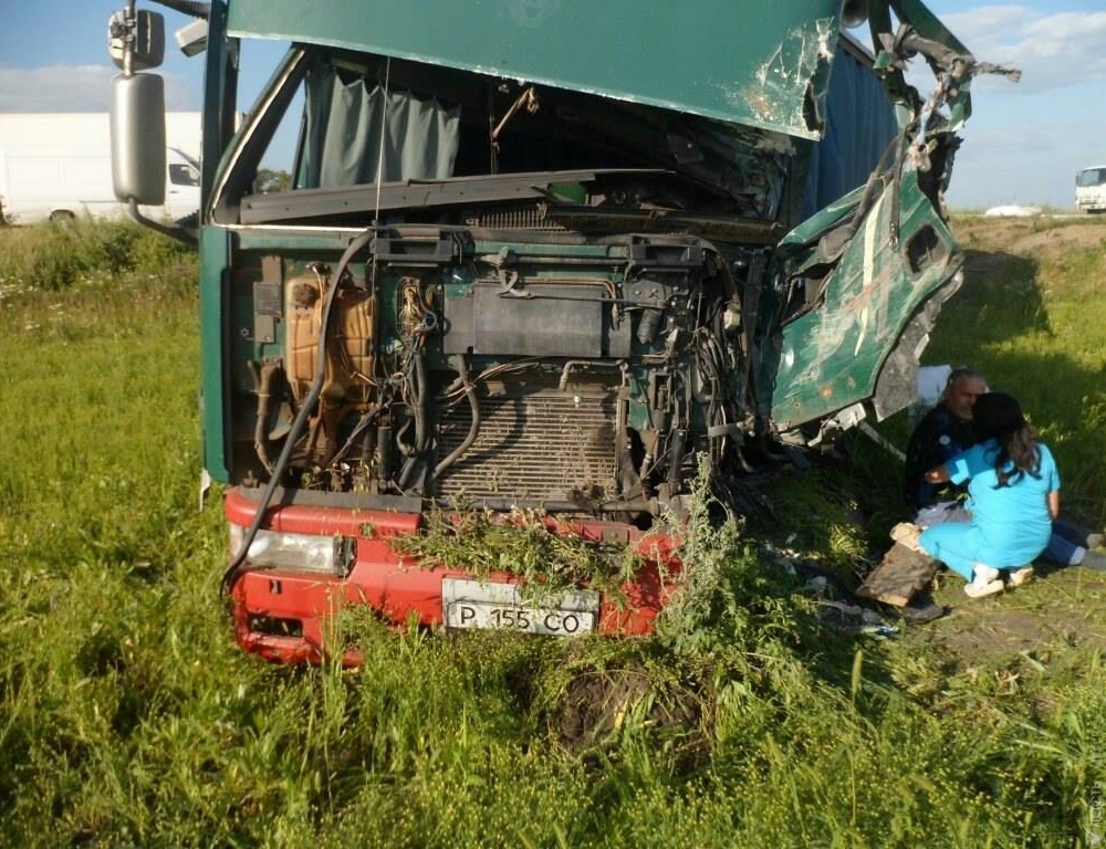 В результате аварии на трассе в Костанайской области погибли двое граждан России