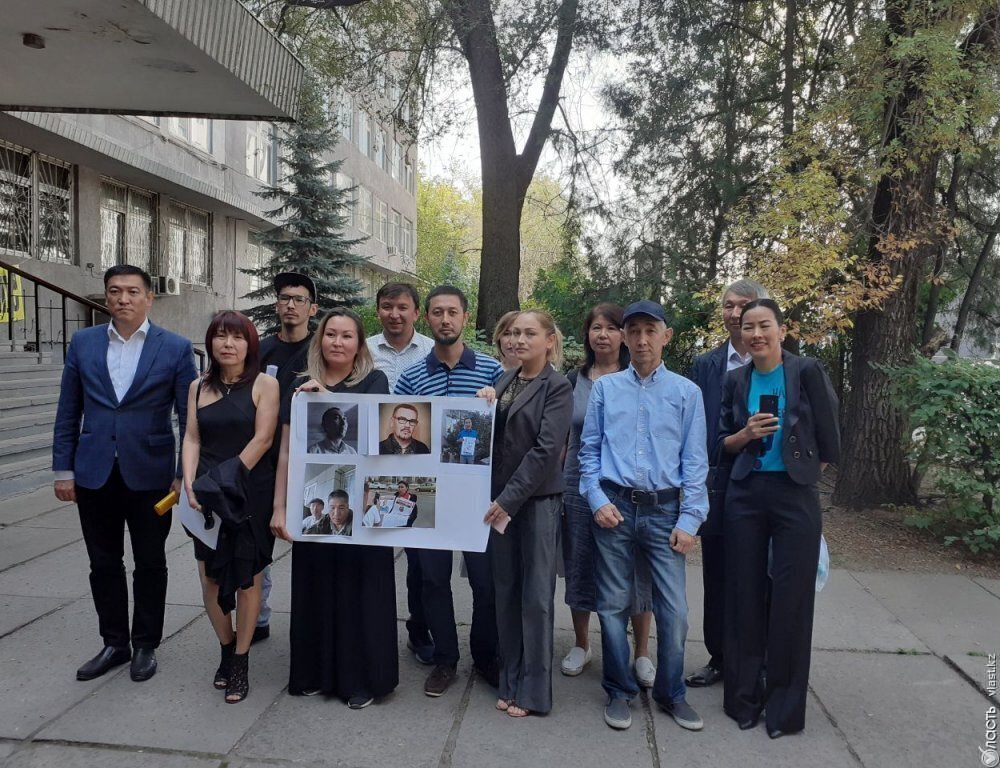 В Алматы двоих гражданских активистов допросили в полиции из-за постов в соцсети