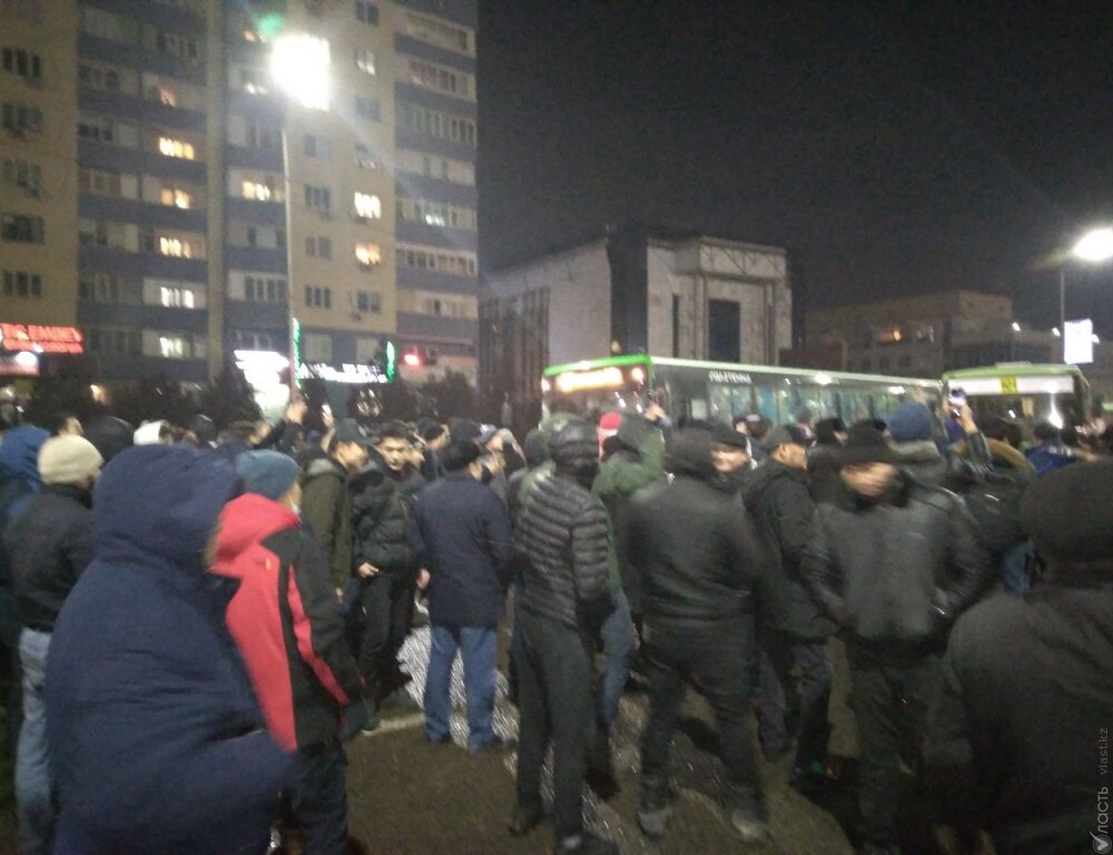 В Алматы несколько сотен протестующих участвуют в шествии