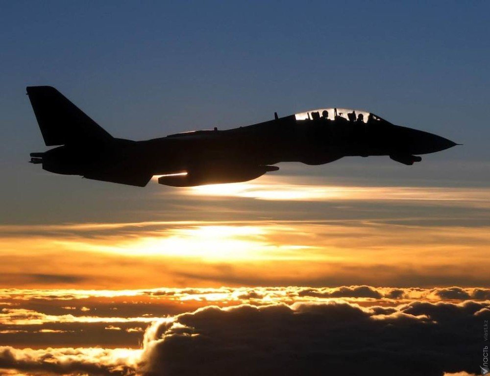 Истребитель F-16 приблизился к самолету Минобороны России и Шойгу на борту