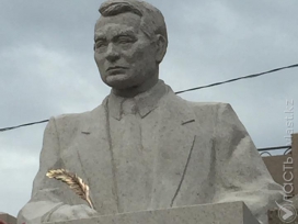 В Алматы открыли памятник Герольду Бельгеру