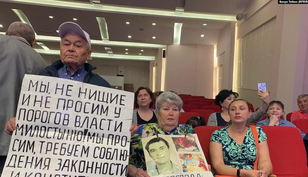 В столичном офисе Nur Otan десятки людей требуют встречи с Токаевым