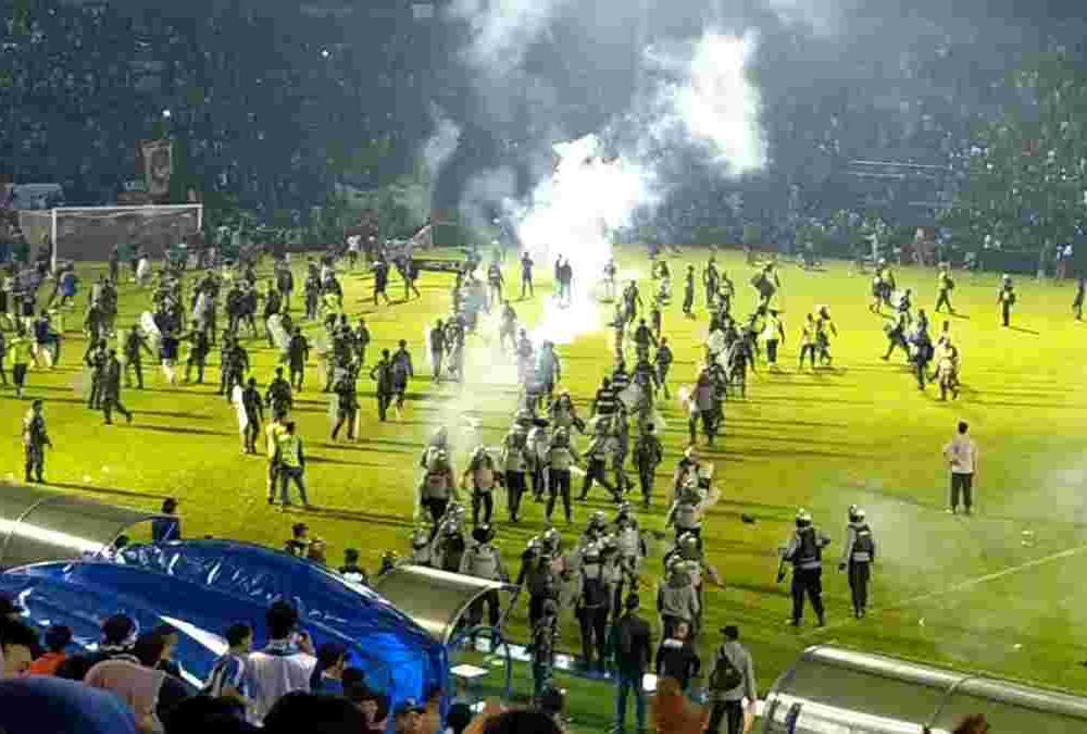 Почти 130 человек погибли в беспорядках после футбольного матча в Индонезии 