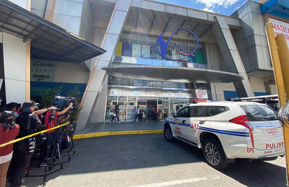 На Филиппинах вооруженный мужчина взял заложников в ТЦ