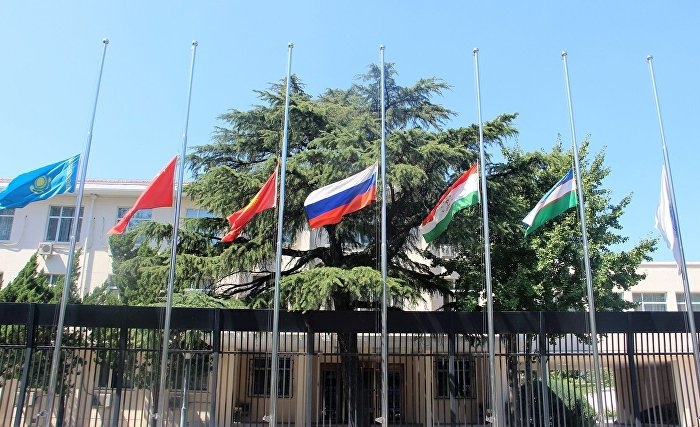 ​В штаб-квартире ШОС приспустили флаги в знак скорби и солидарности с народом Узбекистана