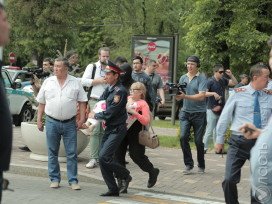 Несколько десятков человек собрались на несанкционированный митинг в Алматы 