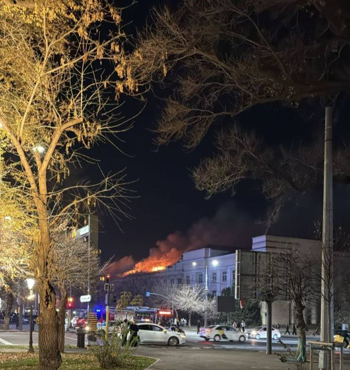 В центре Алматы горит офисное здание 