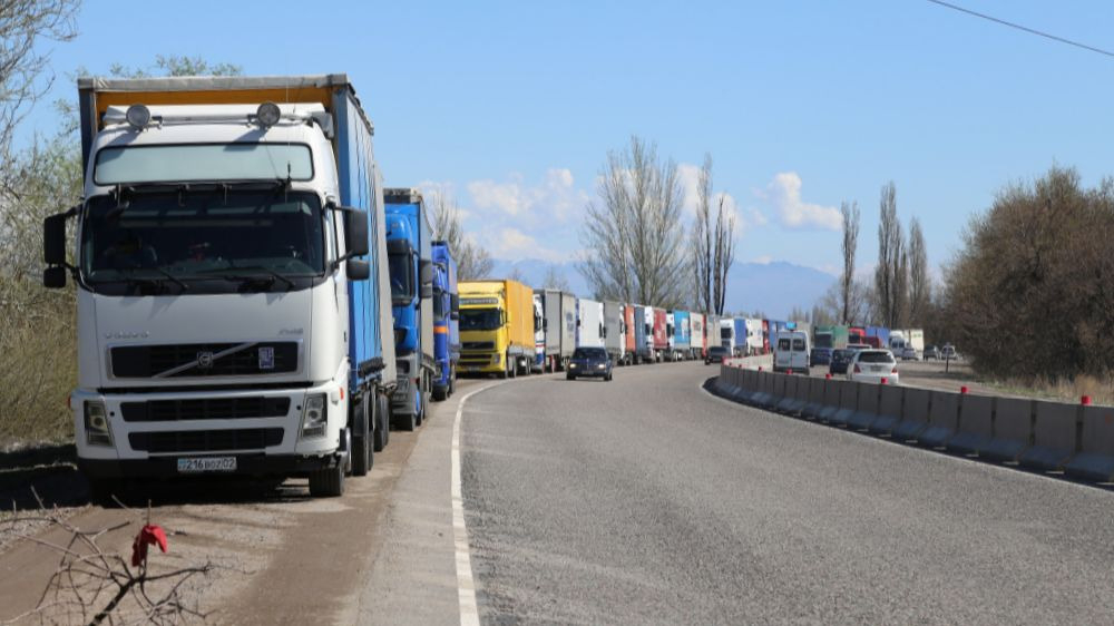 На границе Кыргызстана с Казахстаном образовался затор почти из двухсот грузовиков