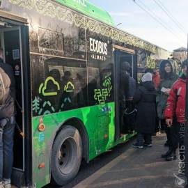 Обновить автобусы на восьми маршрутах в Медеуском районе обещает Досаев