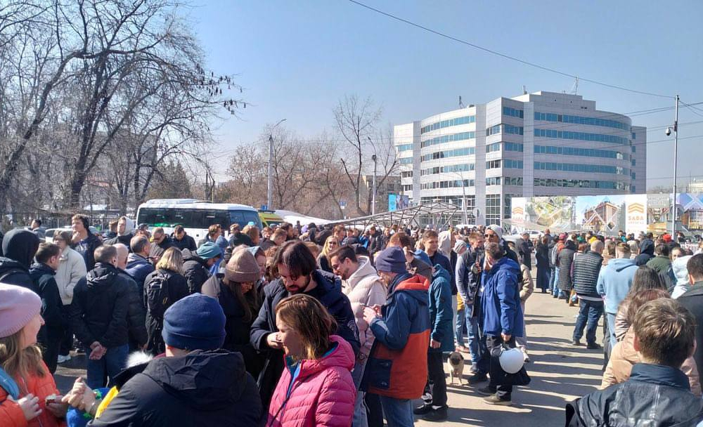 Сотни человек выстроились у избирательных участков в Казахстане на президентских выборах в России 