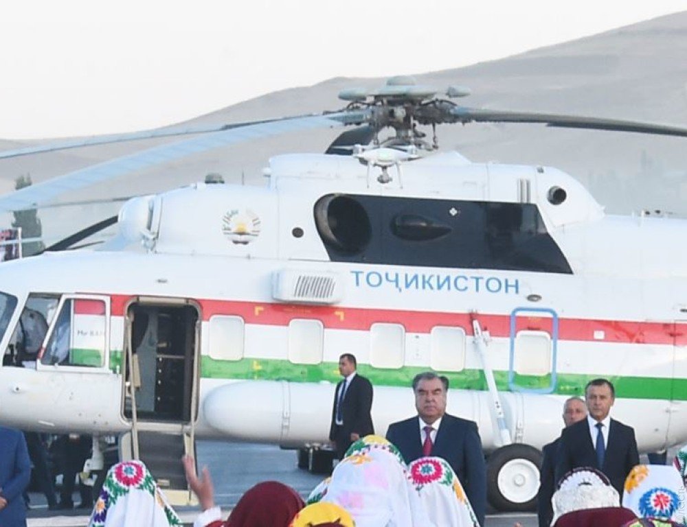 В Таджикистане директор аэропорта погиб, провожая вертолет президента Рахмона