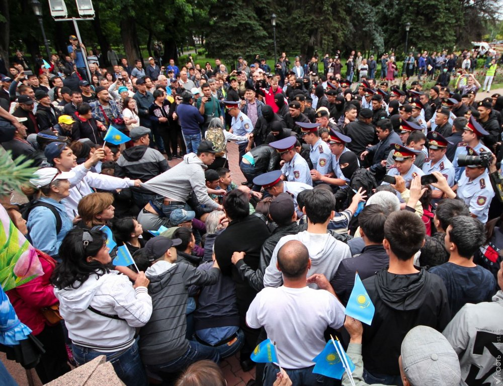 Токаев вновь выступает за введение уведомительного характера проведения митингов