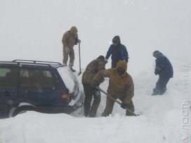 За прошедшие сутки в Казахстане из снежных заносов эвакуировано 338 человек