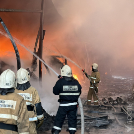 В Алматы тушат пожар на складе в Жетысуском районе