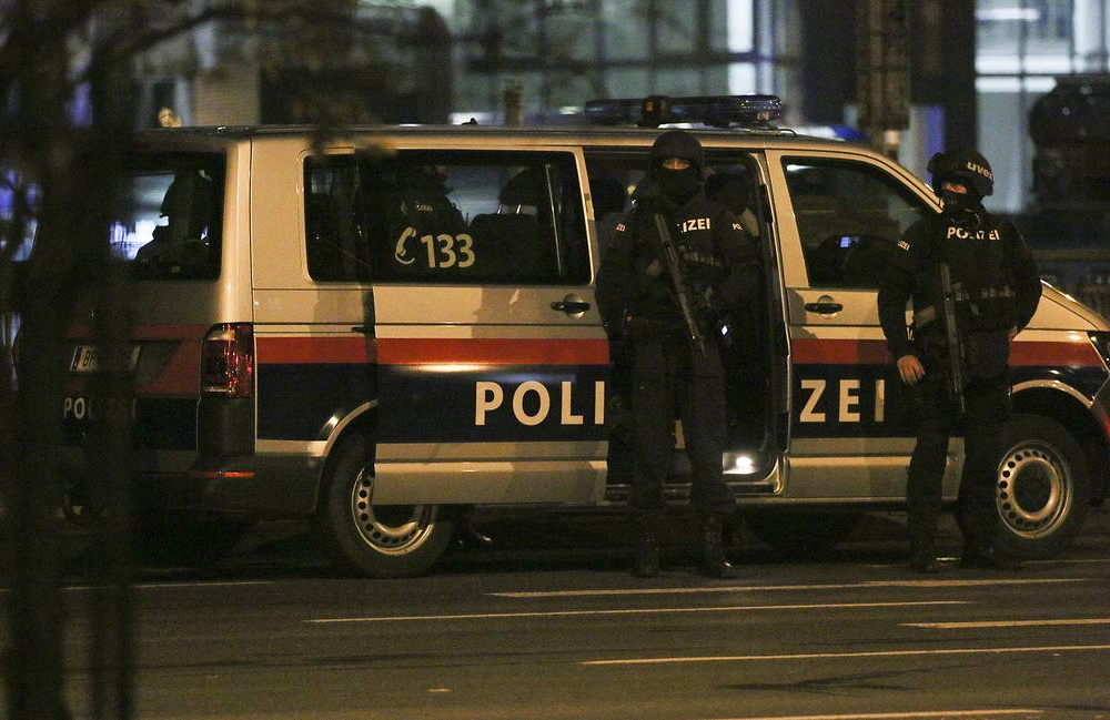 В результате теракта в Вене погибли 2 человека, не менее 15 пострадали