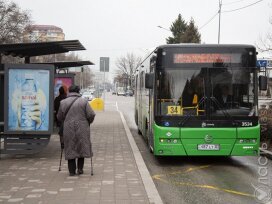 В общественном транспорте Алматы запустят звуковое оповещение с призывом уступать место пожилым