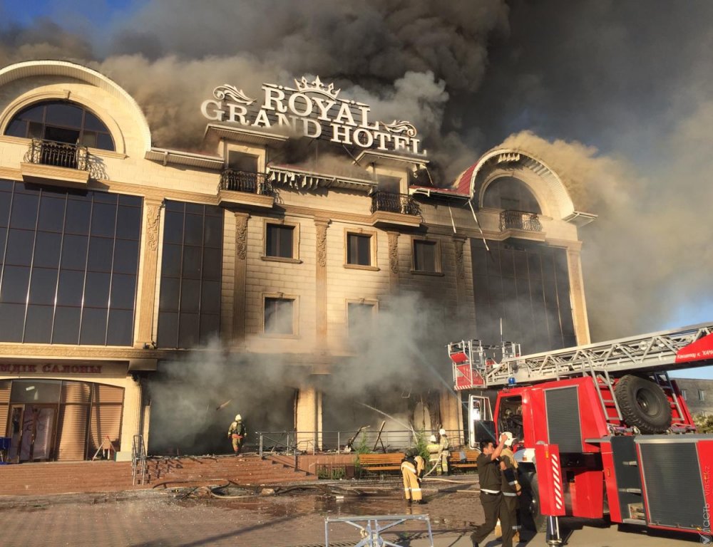 В Туркестане тушат крупный пожар в гостинице 
