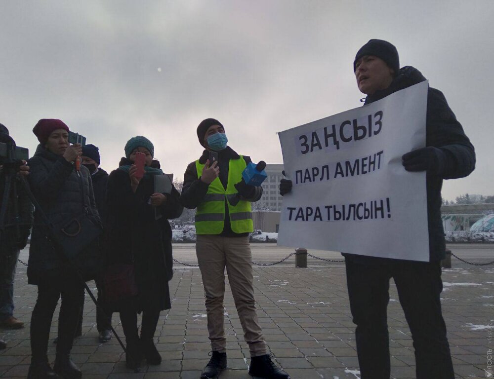 Жанболат Мамай вышел на одиночный пикет против итогов парламентских выборов 