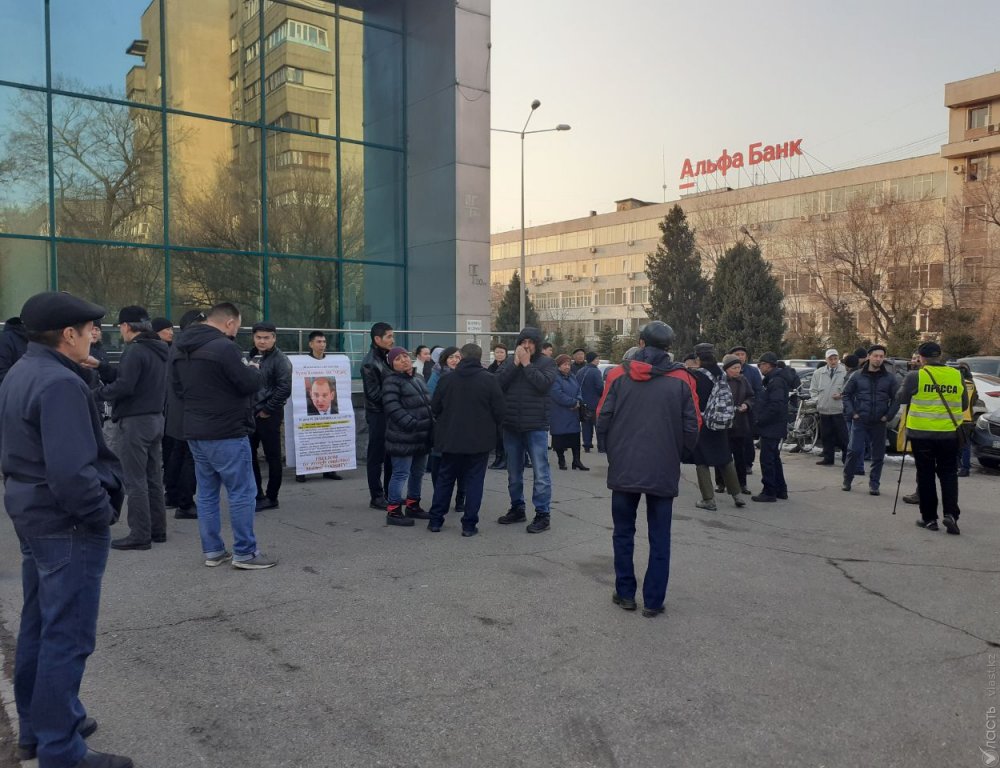 В регионах задерживают активистов, направляющихся на похороны Дулата Агадила