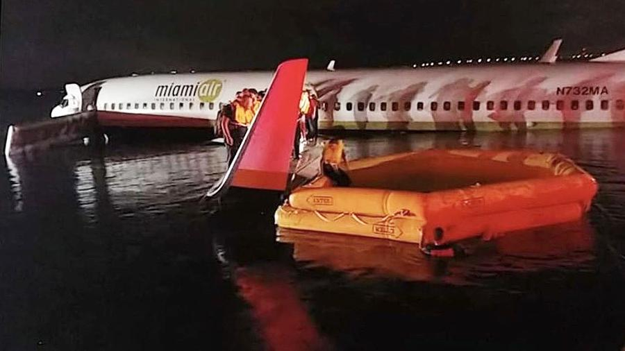 В США пассажирский Boeing упал в реку после приземления