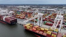 Трамп решил поднять пошлины на весь китайский импорт до 104%