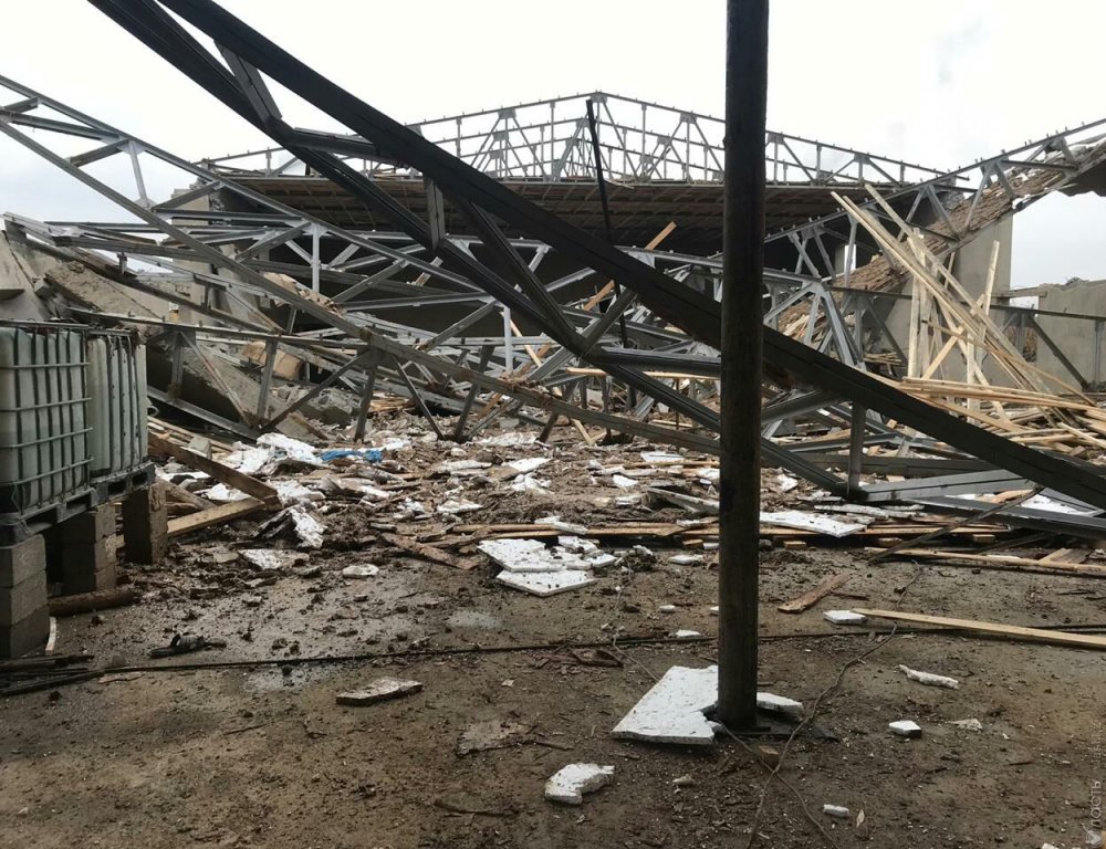 В строящемся здании в Шымкенте обрушились потолок и стены