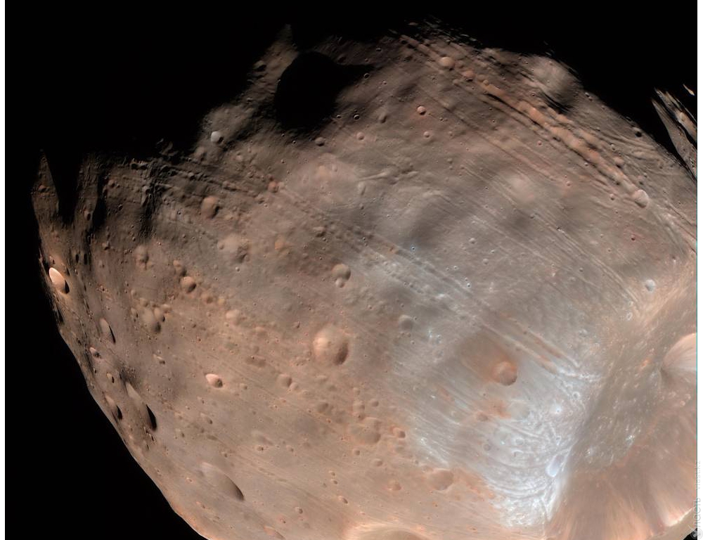 Самый близкий к Марсу спутник медленно разрушается 