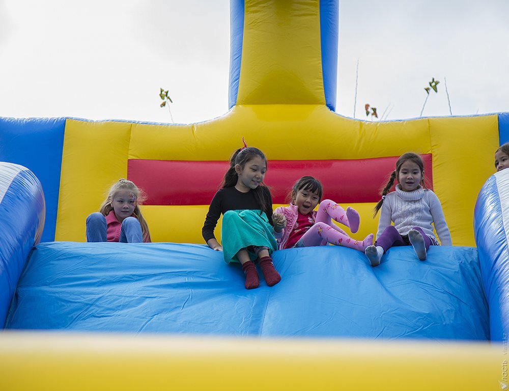 Разработать правила безопасной эксплуатации аттракционов и детских площадок просит сенатор