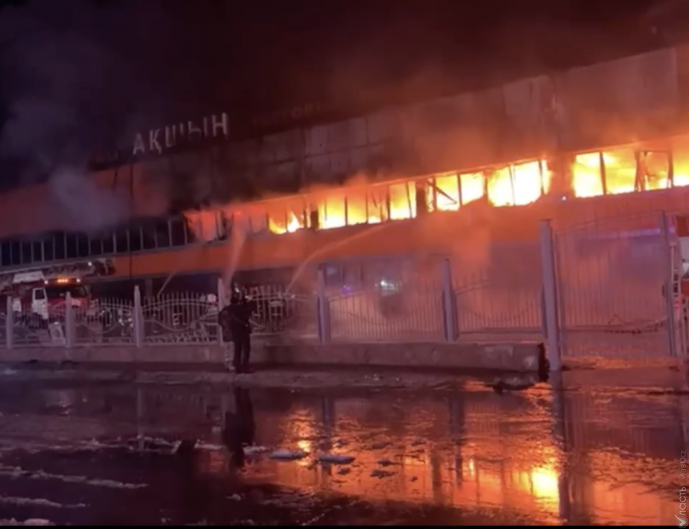 В Семее горит крупный вещевой рынок «Акшын»