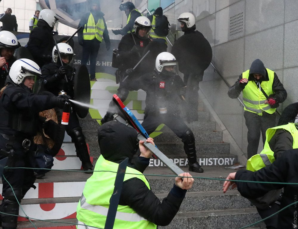 В Париже снова произошли столкновения «желтых жилетов» с полицией