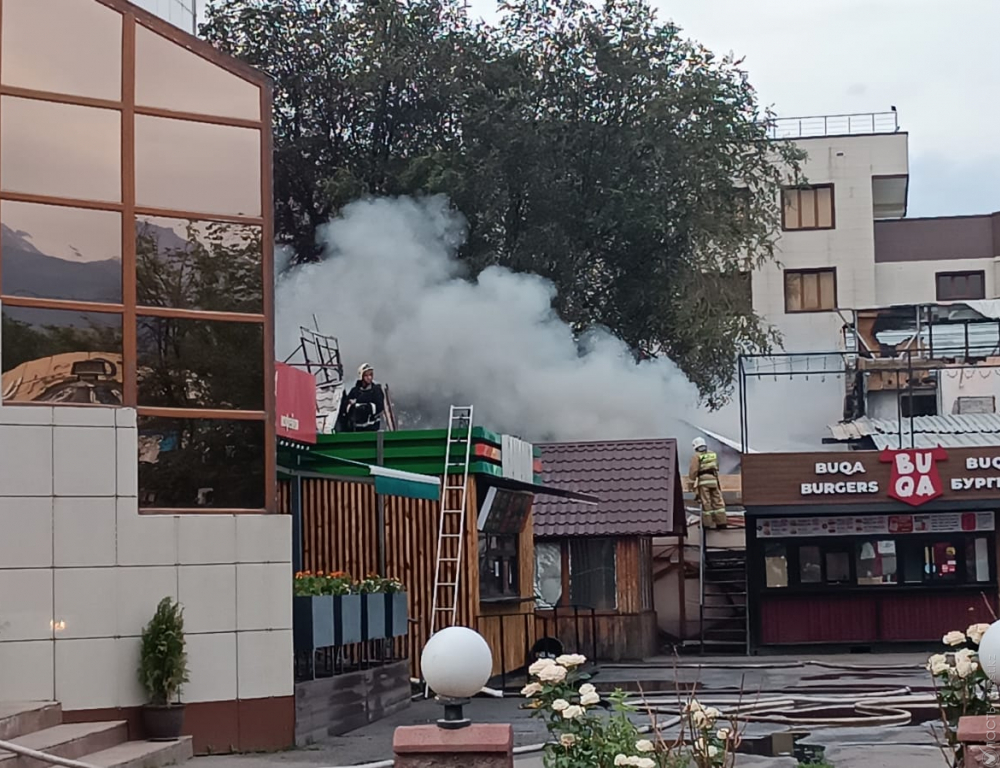 В Алматы в микрорайоне Жетысу-3 горит кафе