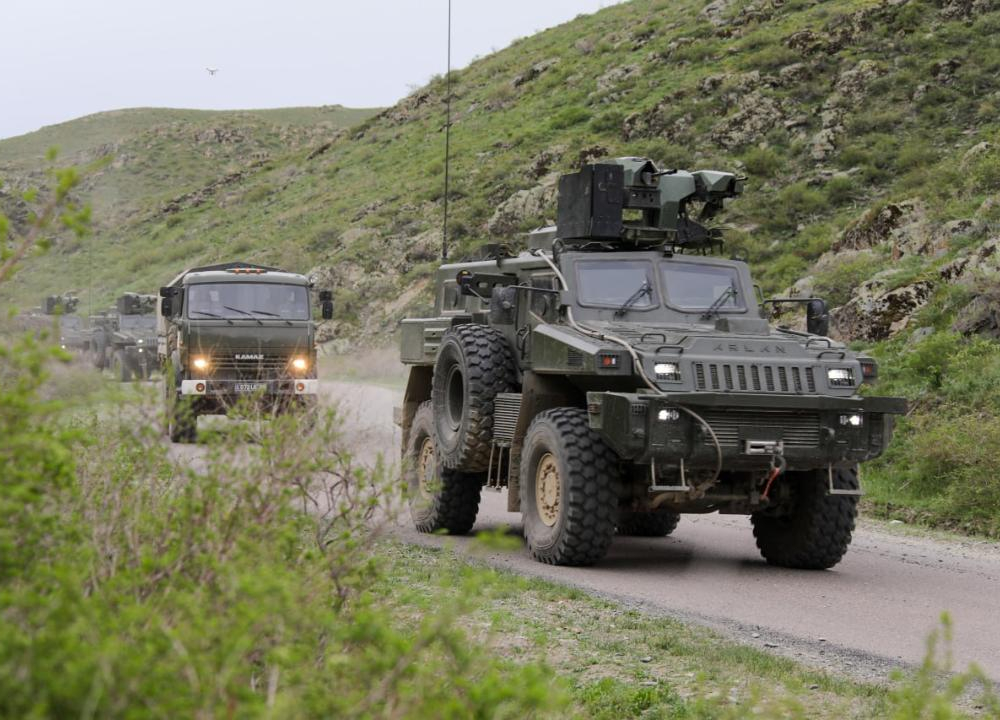 Токаев считает необходимым нарастить долю современного вооружения и техники в казахстанской армии